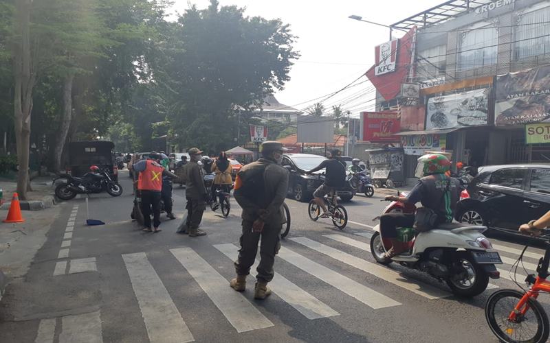 Satuan Polisi Pamong Praja Kota Adminstrasi Jakarta Pusat mengadakan Operasi Kepatuhan Peraturan Daerah (OK PREND) terkait pendisiplinan masker di ruas Jalan Percetakan Negara pada pagi ini, Jumat (24/7/2020). JIBI - Bisnis/Nyoman Ari Wahyudi