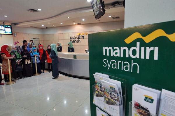Karyawati Bank Syariah Mandiri (BSM) memberikan penjelasan produk layanan kepada guru sekolah menengah yang berkunjung ke banking hall BSM di Jakarta, Rabu (18/10). - JIBI/Dwi Prasetya