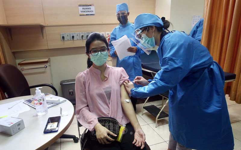 Relawan dan Tenaga Kesehatan melakukan simulasi uji klinis vaksin Covid-19 di Fakultas Kedokteran Universitas Padjadjaran, Bandung, Jawa Barat, Kamis (6/8/2020). Bisnis - Rachman