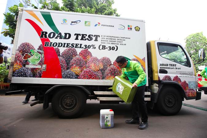 Petugas mengisi bahan bakar B30 saat peluncuran Road Test Penggunaan Bahan Bakar B30 (campuran biodiesel 30% pada bahan bakar solar) pada kendaraan bermesin diesel, di Jakarta, Kamis (13/6/2019). - Bisnis/Abdullah Azzam
