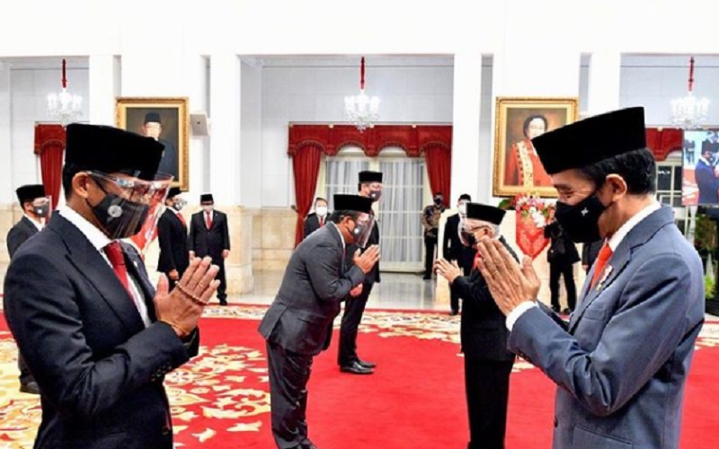 Menteri Pariwisata dan Ekonomi Kreatif Sandiaga Uno bersalaman dengan Presiden Jokowi usai pelantikan di Istana Negara, Rabu (23/12/2020)  -  Dok. Sekretariat Presiden RI 