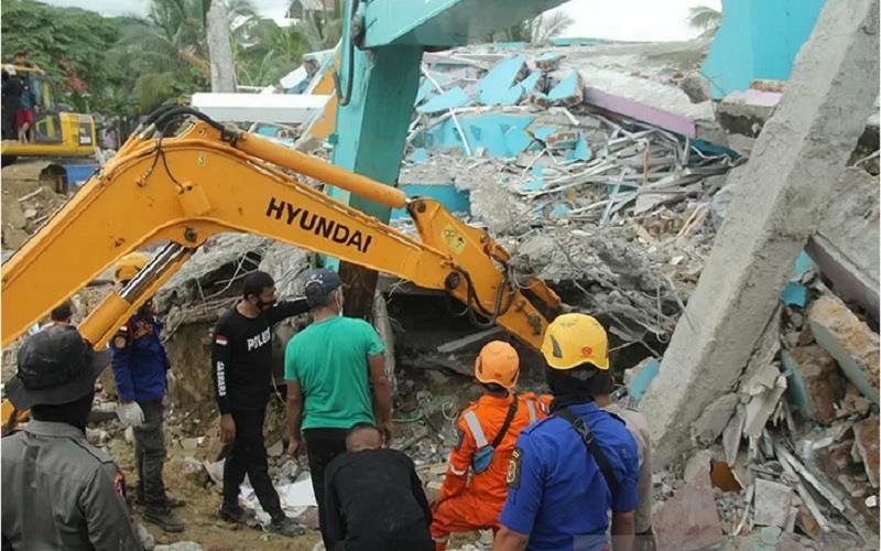 Sejumlah petugas dengan alat berat mencari korban di Rumah Sakit Mitra Manakarra yang runtuh akibat gempa bumi, di Mamuju, Sulawesi Barat, Kamis (15/1/2021). - Antara\r\n