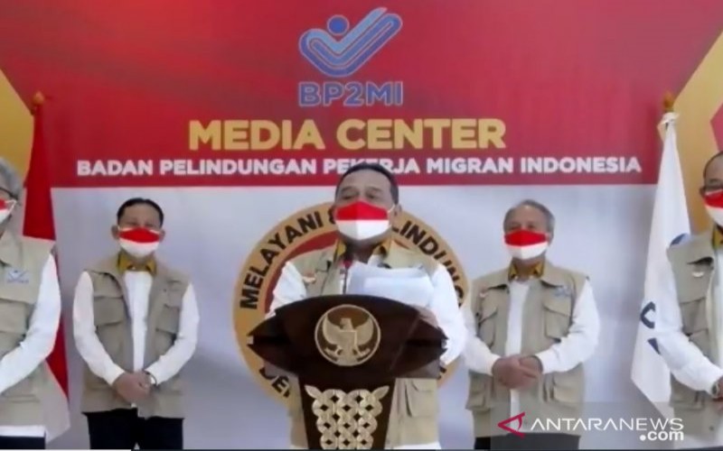 Tangkapan layar konferensi pers virtual Kepala BP2MI Benny Rhamdani (tengah) di Jakarta, Jumat (15/1/2021). - ANTARA/Prisca Triferna