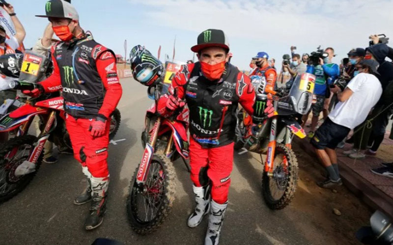 Kevin Benavides merayakan gelar juara pertamanya di kategori motor Reli Dakar./Antara - Reuters