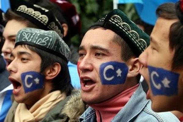 Muslim Uighur di China -  dancingturtle.org