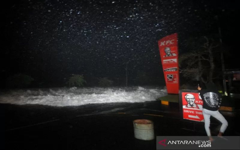 BMKG Ungkap Penyebab Air Laut di Manado Naik ke Daratan, Bukan Tsunami
