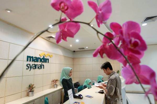 Karyawan melayani nasabah di banking hall PT Bank Syariah Mandiri (BSM) di Jakarta. - JIBI/Dwi Prasetya