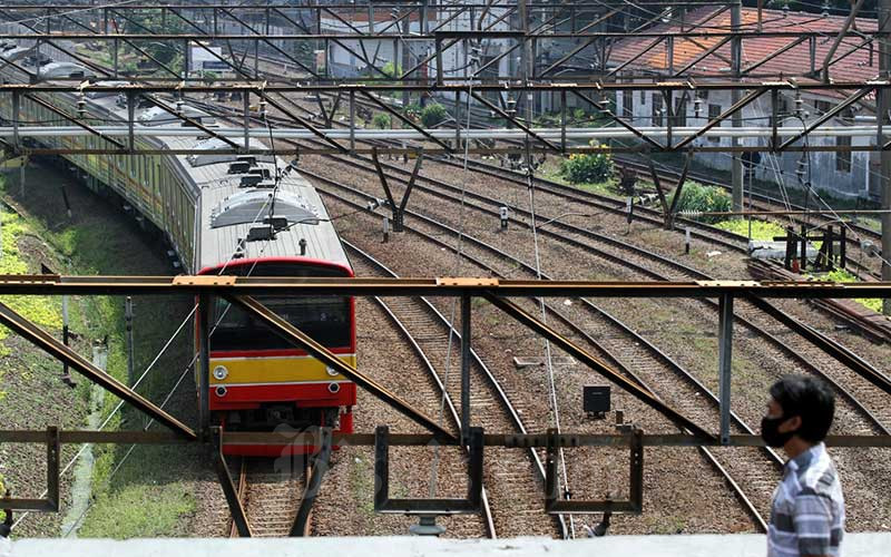 Ilustrasi KRL. Rangkaian kereta rel listrik (KRL) melintas di kawasan Tanah Abang, Jakarta, Minggu (19/4/2020). Bisnis - Arief Hermawan P 