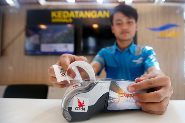 Transaksi nontunai dengan menggunakan Tapcash yang dikeluarkan BNI di loket Dermaga 6 Eksekutif Pelabuhan Merak. - Bisnis/Tim Jelajah Infrastruktur Sumatra 2019