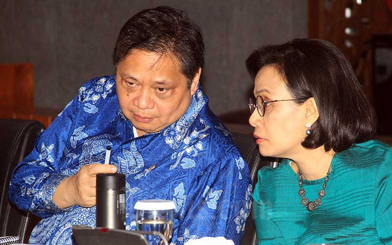 Menteri Keuangan Sri Mulyani Indrawati (kanan) berdiskusi dengan Menteri Koordinator Bidang Perekonomian Airlangga Hartarto usai memberikan keterangan pers mengenai penanganan dampak Covid-19 di Jakarta, Jumat (13/3/2020). Bisnis - Triawanda Tirta Aditya
