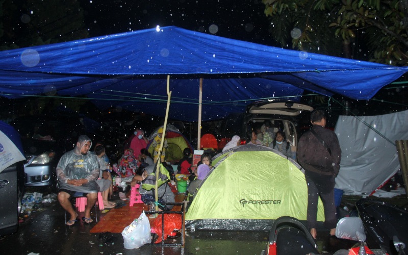 Sejumlah warga mengungsi di dataran tinggi di Mamuju, Sulawesi Barat, Kamis (15/1/2021). Untuk menghindari terjadinya gempa bumi susulan sebagian warga mencari tempat pengungsian tinggi dan aman. - ANTARA FOTO/Akbar Tado
