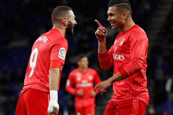 Dua pemain andalan Real Madrid, Karim Benzema (kiri) dan Casemiro./Reuters - Albert Gea