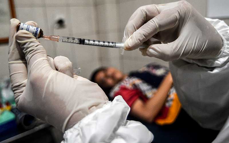 Petugas kesehatan memberikan contoh cara memvaksin seorang pasien saat simulasi pemberian vaksin Covid-19 Sinovac di Puskesmas Kelurahan Cilincing I, Jakarta, Selasa (12/1/2021). ANTARA FOTO - Muhammad Adimaja