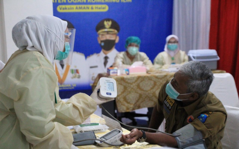 Petugas vaksinator menunjukkan tensi darah Bupati Kabupaten Ogan Komering Ilir Iskandar saat proses pemberian vaksin Covid/19. istimewa