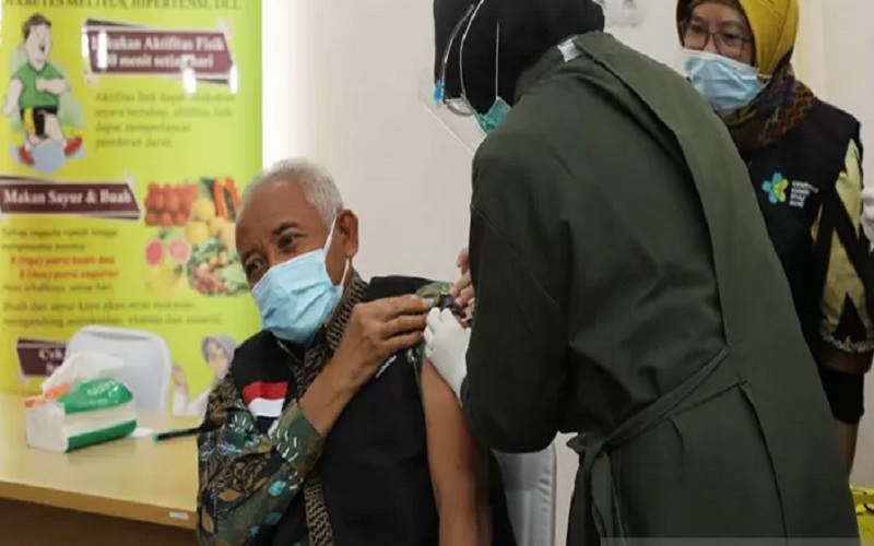 Bupati Sleman Sri Purnomo menjalani vaksinasi Covid-19 seusai meluncurkan program vaksinasi di Puskesmas Ngemplak II pada Kamis (14/1/2021). - Antara