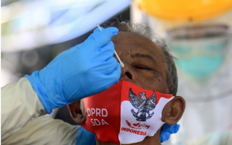 Ilustrasi-Petugas medis mengambil sampel usap hidung dan tenggorokan dalam pemeriksaan untuk mendeteksi penularan Covid-19 di Gedung DPRD Sidoarjo, Jawa Timur, Rabu (26/8/2020). - Antara/Umarul Faruq\r\n\r\n