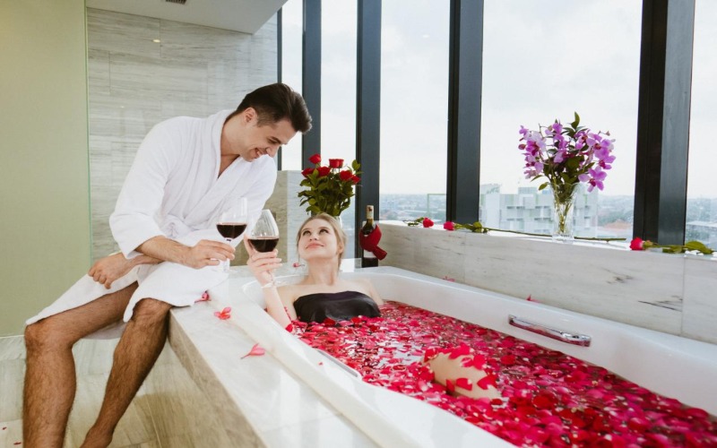 PO Hotel Semarang menawarkan pengalaman merayakan bulan madu romantis di kamar Executive Suite, yang dapat didesain sesuai kebutuhan demi menciptakan suasana yang manis.