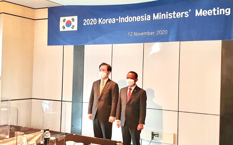 Kepala Badan Koordinasi Penanaman Modal (BKPM) Bahlil Lahadalia (kanan) bertemu dengan Menteri Perindustrian Korea Selatan (Korsel) Sung Yun-mo di Seoul, Korsel, Kamis (12/11/2020). - Istimewa