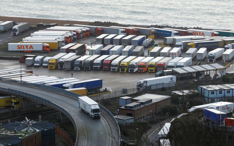 Antrean truk di Port of Dover Ltd. in Dover, Inggris, pada Selasa (22/12/2020) akibat Prancis menutup perbatasan - Bloomberg. 