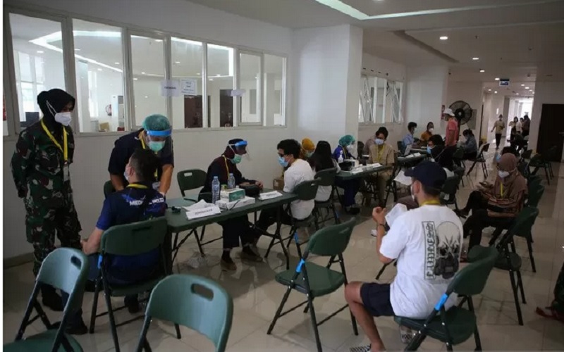 Sejumlah calon penerima vaksin dicek kesiapannya sebelum mengikuti vaksinasi Covid-19 di Rumah Sakit Darurat (RSD) Wisma Atlet Kemayoran, Jakarta, Jumat (22/1/2021). - Antara