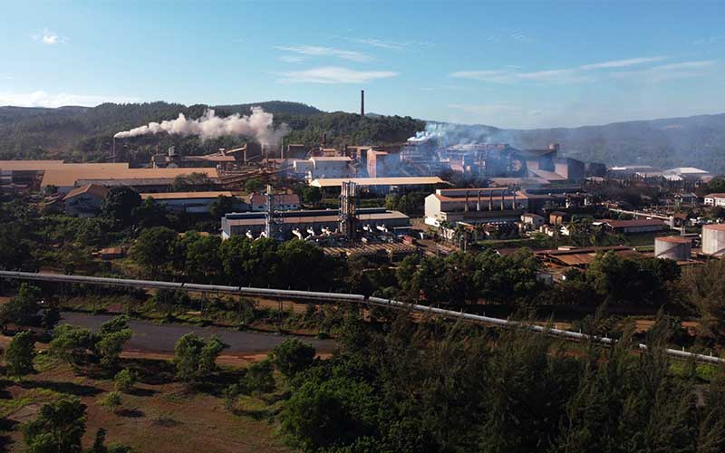 Foto udara pabrik pengolahan nikel milik PT Aneka Tambang Tbk. di Kecamatan Pomalaa, Kolaka, Sulawesi Tenggara, Senin (24/8 - 2020). Antam mencatat pertumbuhan positif kinerja produksi unaudited komoditas feronikel pada periode triwulan ke/2 tahun 2020 sebesar 6.447 ton nikel dalam feronikel (TNi) atau naik sebesar dua persen dibandingkan kuartal sebelumnya. /ANTARA