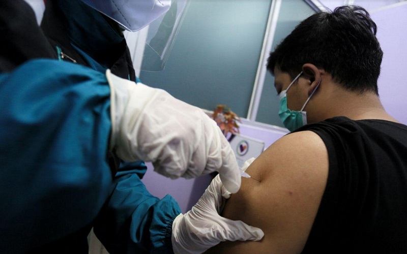 Vaksinasi Covid-19 tenaga kesehatan di Kota Bandung - Bisnis/Dea Andriyawan