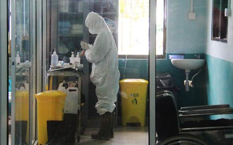Petugas medis bersiap memakai alat pelindung diri untuk memeriksa pasien suspect virus Corona di ruang isolasi instalasi paru Rumah Sakit Umum Daerah (RSUD) Dumai di Dumai, Riau, Jumat, 6 Maret 2020. - Antara