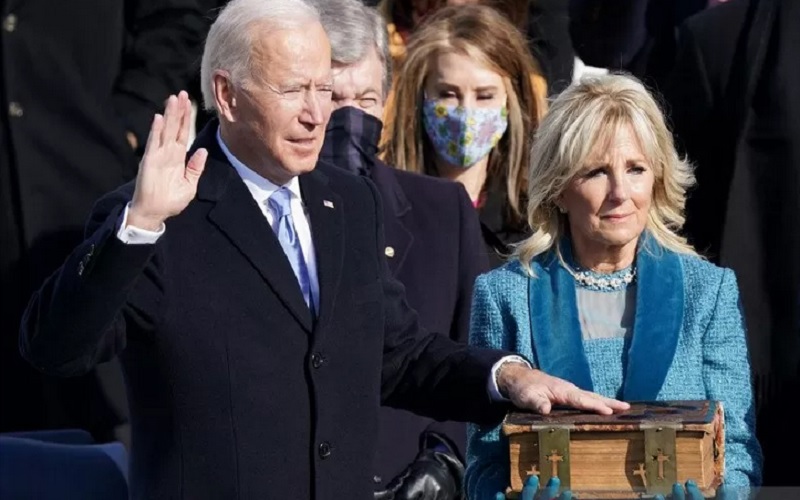 Joe Biden (kiri) saat dilantik sebagai Presiden ke-46 Amerika Serikat di Front Barat Capitol AS di Washington, Amerika Serikat, Rabu (20/1/2021). - Antara/Reuters\r\n