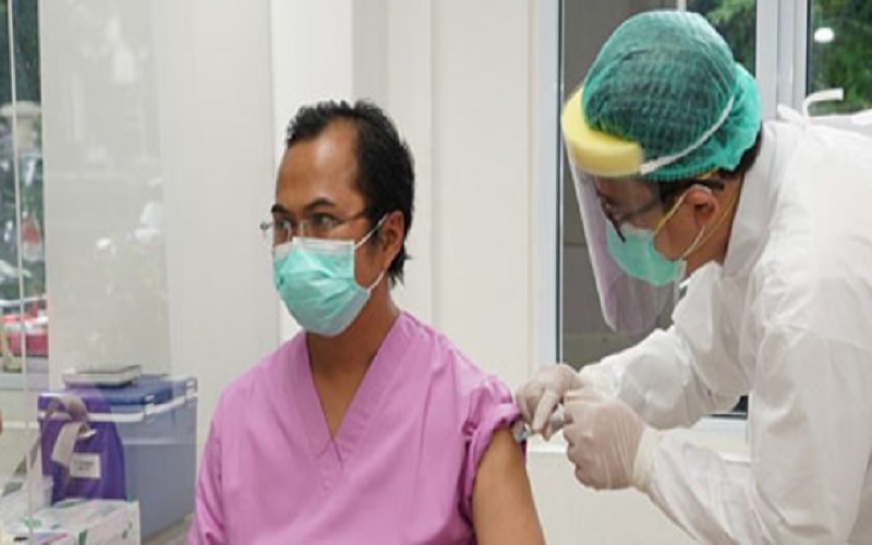 Tenaga kesehatan di RSCM menjalani vaksinasi Covid-19, Kamis (14/1/2021). - Dok. Kementerian Kesehatan