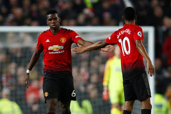 Dua pemain andalan Manchester United, Paul Pogba (kiri) dan Marcus Rashford. - Reuters/Jason Cairnduff