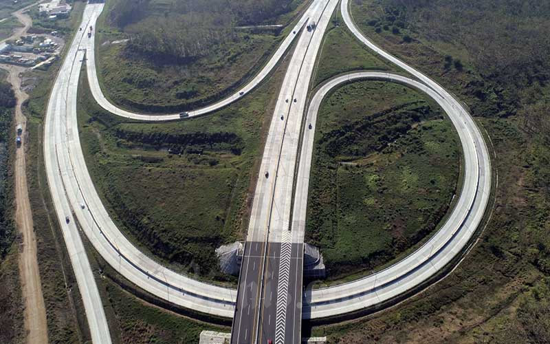 Foto udara Jalan Tol Trans Jawa ruas Semarang-Batang, Jawa Tengah, Kamis (27/8/2020). Bisnis - Rachman