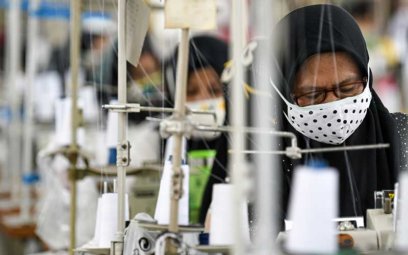 Pekerja perempuan memproduksi alat pelindung diri sebuah perusahaan garmen saat kunjungan Menteri Ketenagakerjaan Ida Fauziyah di Jakarta, Rabu (1/7/2020). ANTARA FOTO - M Risyal Hidayat