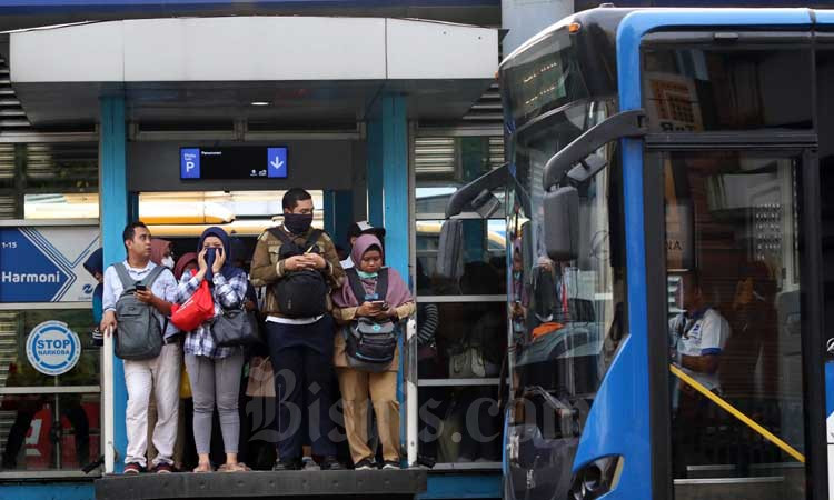 Penumpang antre untuk menaiki bus transjakarta di Halte Harmoni, Jakarta, Selasa (3/3/2020). Bisnis - Eusebio Chrysnamurti