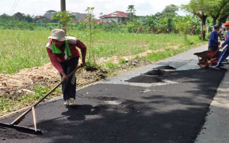 Proyek Pembangunan Jalan dari Hasil Limbah Sampah Plastik dari PT Polytama Propindo di Desa Paulan, Colomadu, Karanganyar, Jawa Tengah. - Istimewa