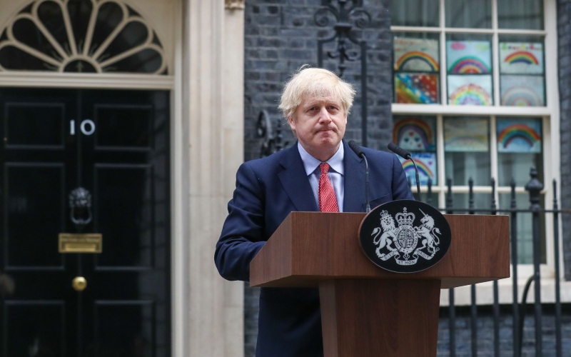 Perdana Menteri (PM) Inggris Boris Johnson ketika memberikan keterangan di luar kantornya di 10 Downing Street di London, Inggris, Senin (27/4/2020). - Bloomberg/Simon Dawson