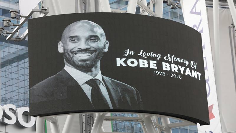 Foto Kobe Bryant ditampilkan di layar besar di luar Staples Center setelah pensiunan bintang bola basket Los Angeles Lakers tewas dalam kecelakaan helikopter, di Los Angeles, California, AS 26 Januari 2020.  - Reuters