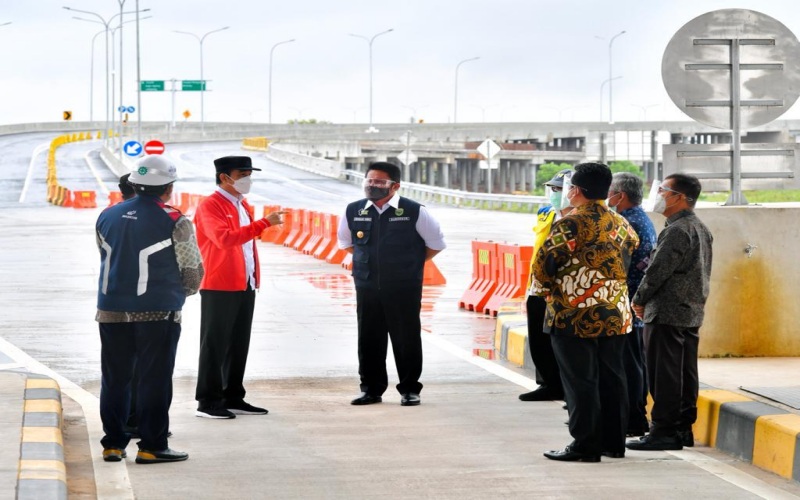 Presiden RI Joko Widodo (kedua dari kanan) didampingi Gubernur Sumsel Herman Deru saat meninjau Jalan Tol Kayuagung -- Palembang di Gerbang Tol Kramasan, Kecamatan Ogan Ilir, Sumsel.  - Istimewa