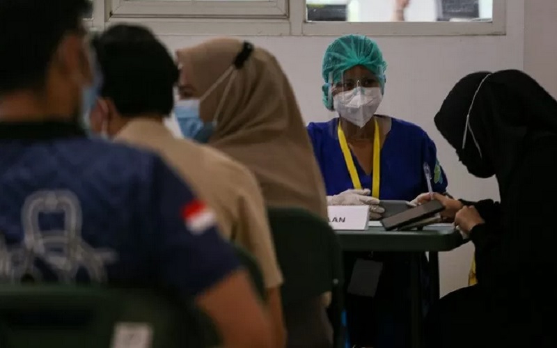 Ilustrasi - Seorang calon penerima vaksin dicek kesiapannya sebelum mengikuti vaksinasi Covid-19, di Rumah Sakit Darurat (RSD) Wisma Atlet Kemayoran, Jakarta, Jumat (22/1/2021). - Antara