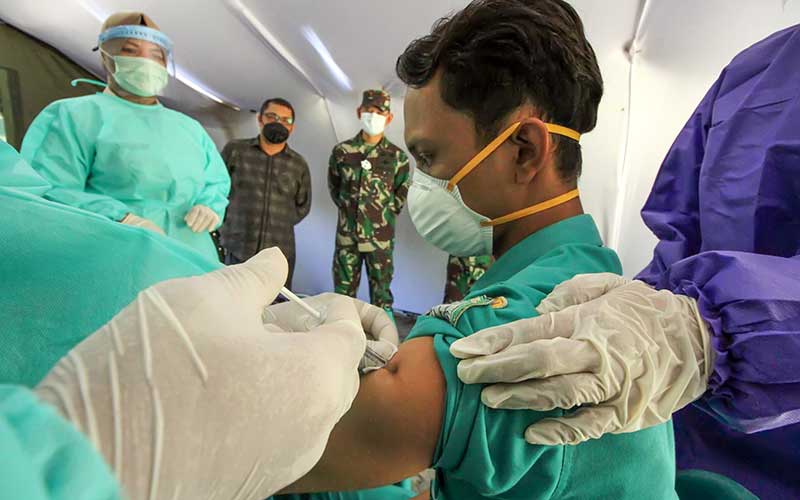 Petugas kesehatan saat mengikuti simulasi uji coba vaksinasi Covid-19 di Rumah Sakit Kesrem Lhokseumawe, Aceh, Kamis (7/1/2021). - Antara/Rahmad