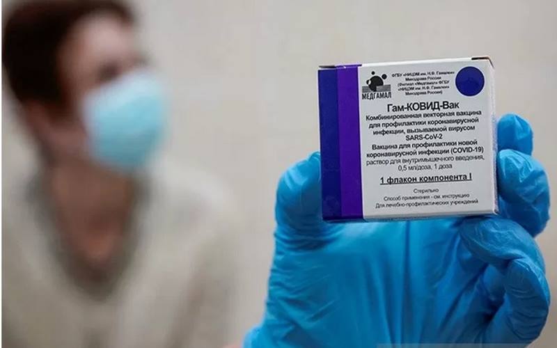 Seorang perawat memperlihatkan sebuah kotak dengan vaksin Rusia 