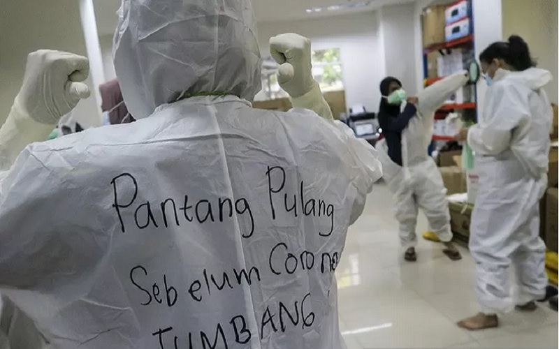Sebuah kalimat penyemangat tertulis di hazmat salah satu tenaga kesehatan di Rumah Sakit Darurat (RSD) Covid-19, Wisma Atlet Kemayoran, Jakarta, Selasa (26/1/2021). - Antara