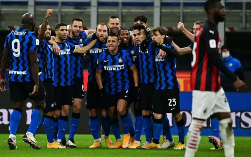 Para pemain Inter Milan merayakan gol kedua penentu kemenangan atas AC Milan./Antara - AFP