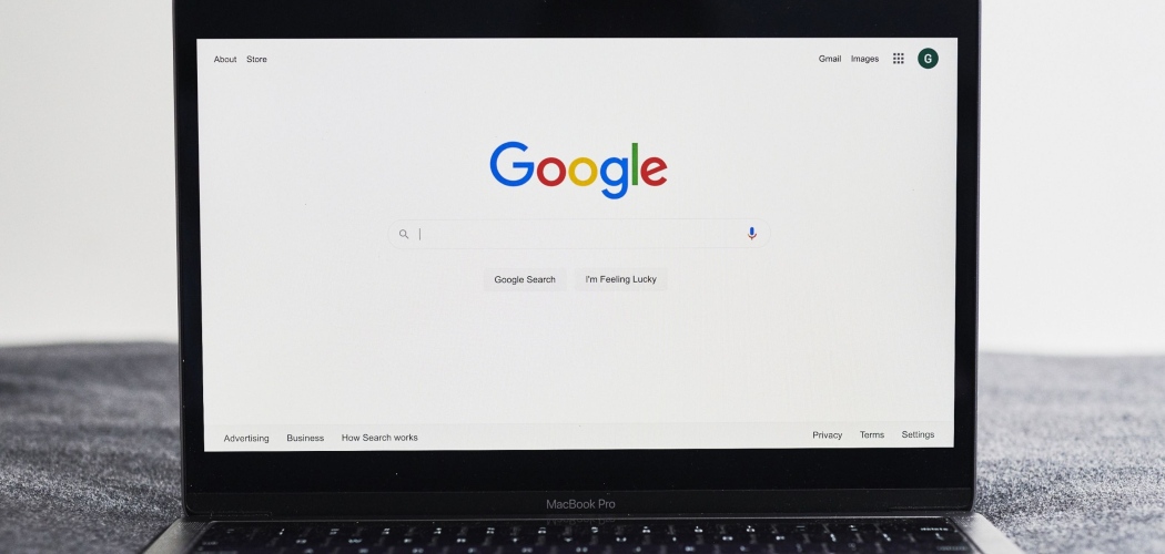 Laman pencarian Google ditampilkan di sebuah laptop di New York, AS, Jumat (24/7/2020). - Bloomberg/Gabby Jones