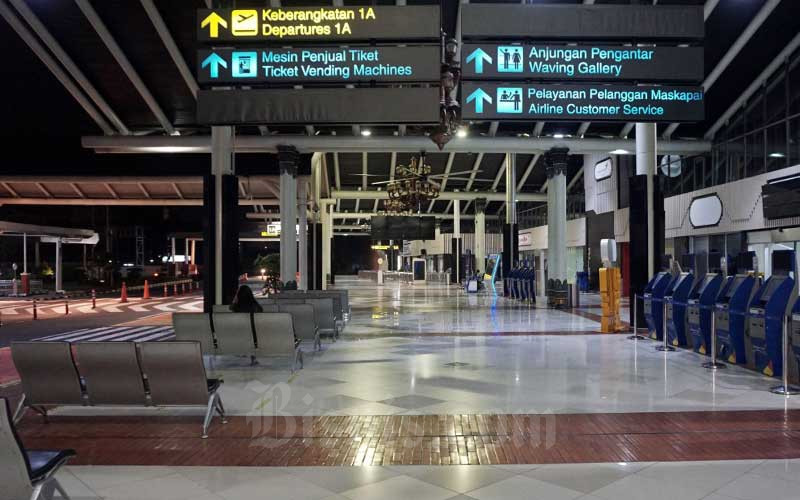 Suasana sepi terlihat di Terminal IA Bandara Soekarno Hatta, Tangerang, Banten, Jumat (24/4/2020).  Bisnis - Eusebio Chrysnamurti