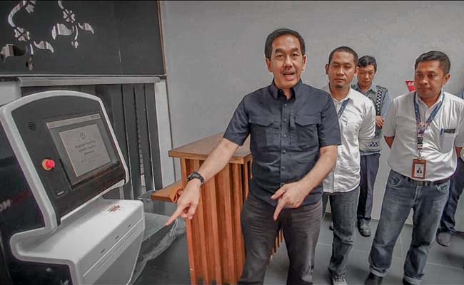 Direktur Utama PT Angkasa Pura II (Persero) Muhammad Awaluddin menunjukkan mesin check-in yang dilengkapi teknologi biometric facial recognition di Bandara Banyuwangi. - Istimewa