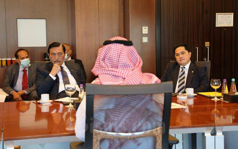 Menko bidang Kemaritiman dan Investasi Luhut Pandjaitan dan Menteri BUMN Erick Thohir saat berbincang dengan CEO Royal Commission of Makkah and Holy Sites Abdulrahman F. Addas, Selasa (8/12/2020). - Istimewa/KBRI Riyadh