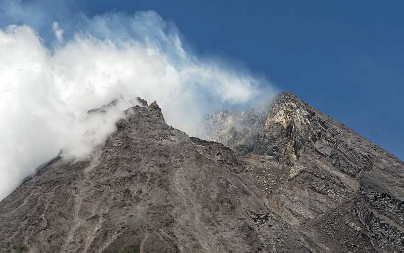 Gunung Merapi difoto dari kawasan Kinahrejo, Cangkringan, Sleman, D.I Yogyakarta, Rabu ( 18/11/2020). Berdasarkan data pengamatan Balai Penyelidikan dan Pengembangan Teknologi Kebencanaan Geologi (BPPTKG) Yogyakarta pada Rabu (18/11) pukul 06.00 WIB - 12.00 WIB Gunung Merapi mengalami 16 kali guguran serta 7 kali gempa vulkanik dangkal. ANTARA FOTO - Andreas Fitri Atmoko