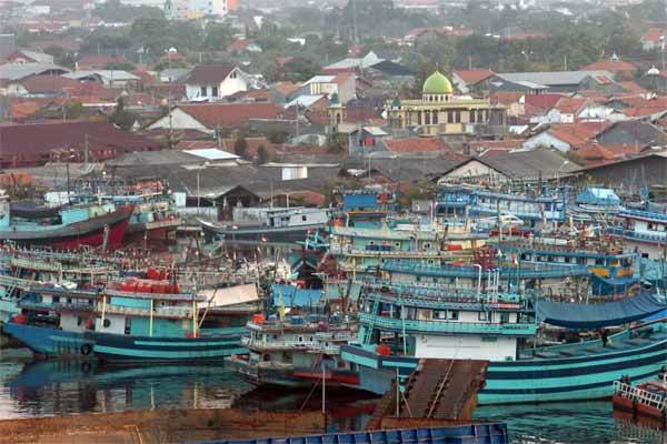 Sejumlah kapal yang menggunakan alat tangkap cantrang bersandar saat tidak melaut di Pelabuhan Tegal, Jawa Tengah, Jumat (26/5). - Antara/Oky Lukmansyah