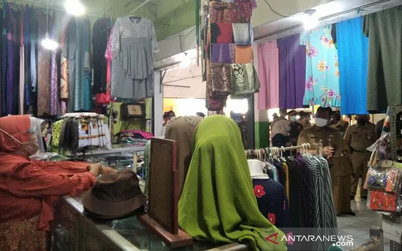 Pedagang di Pasar Bitingan Kabupaten Kudus, Jawa Tengah. - Antara/Akhmad Nazaruddin Lathif.