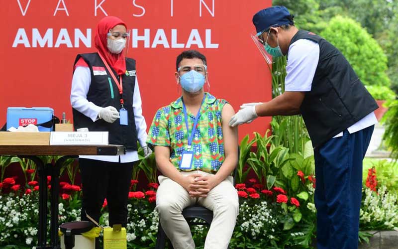 Raffi Ahmad melaksanakan suntik vaksin Covid-19 dosis kedua bersama Presiden Joko Widodo (Jokowi), Rabu (27/1/2020).  -  Muchlis Jr / Biro Pers Sekretariat Presiden